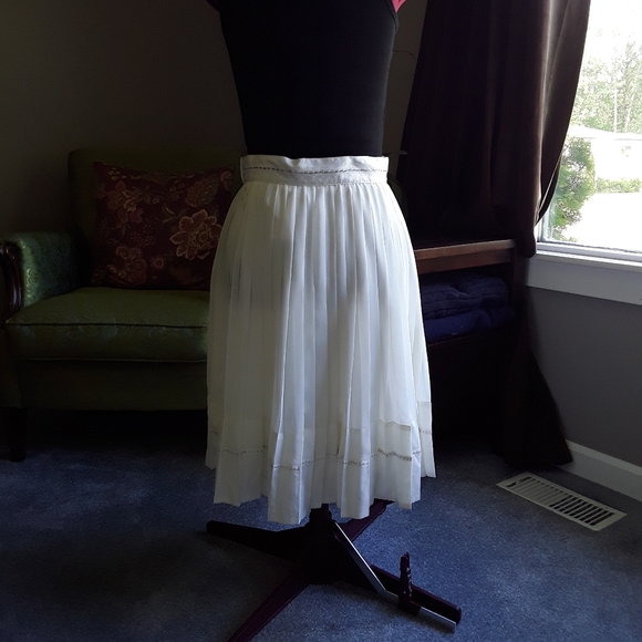 NWT Club Monaco pleated skirt *flaw* - Picture 3 of 8